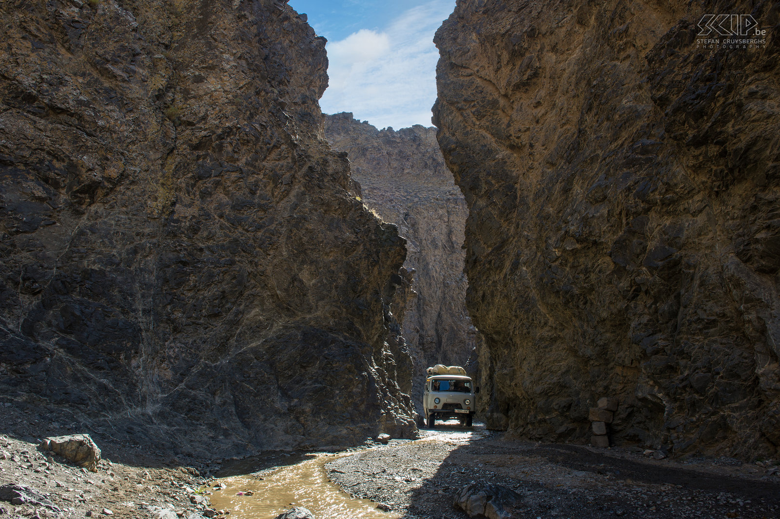 Gobi - Yolin Am Midden in de Gobi woestijn op een hoogte van 2800m ligt de diepe en smalle kloof Yolin Am met wanden van wel 200m hoog. De vallei is vernoemd naar de lammergier, die 'yol' wordt genoemd in het Mongools. Vandaar dat de naam van de kloof vaak vertaald wordt  als ‘Vultures’s mouth’ of  ‘Valley of the vultures’.   Stefan Cruysberghs